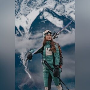Notice the Reckless Glacier Glide Mid Layer Set Top